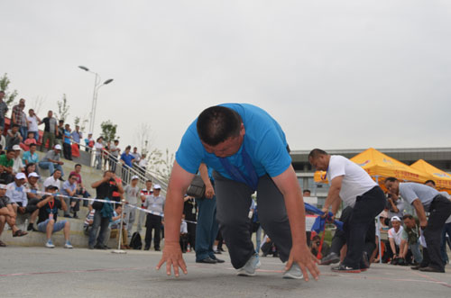 哈萨克族式摔跤和押加比赛在新疆乌苏举办
