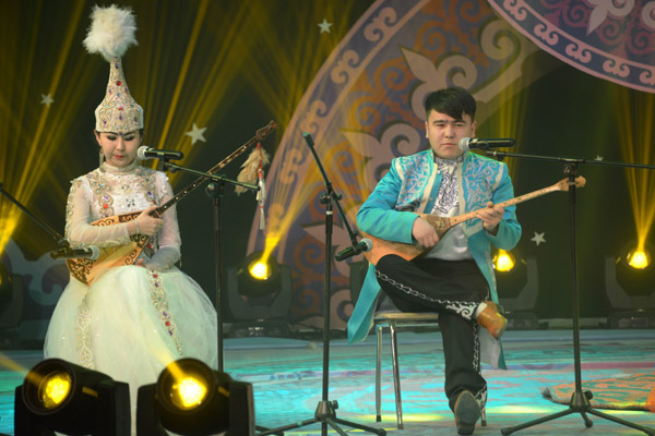 新疆额敏县举办“民族团结一家亲”纳吾茹孜节联欢晚会
