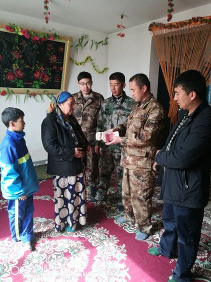 新疆皮山农场四连工作队情系维吾尔族患病小巴郎