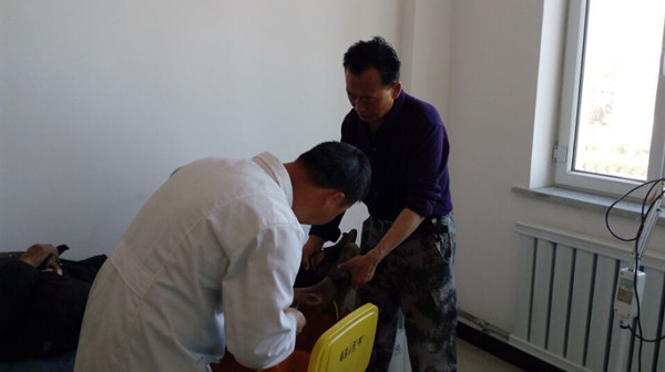 沙湾县：驻村工作队为85岁低保户看病就医