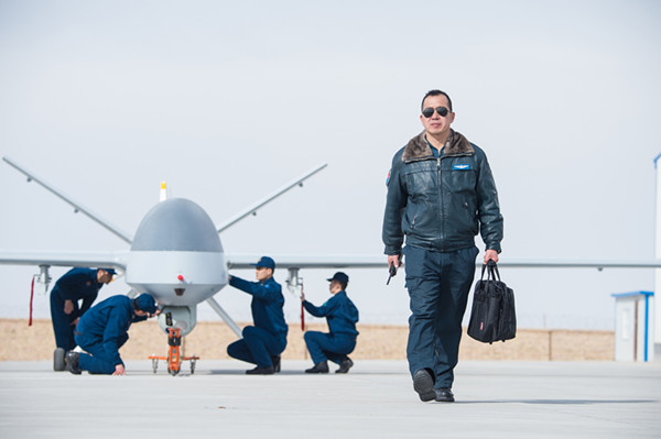 大漠雄鹰，谁与争锋——记空军某试验训练基地无人机飞行员李浩