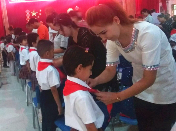 新疆若羌县168名小学生儿童节收到特殊礼物