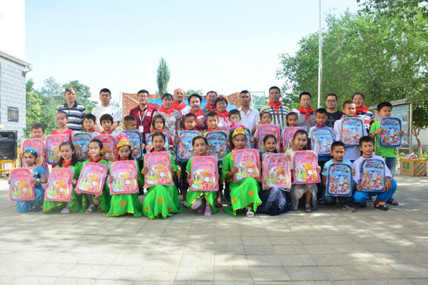 鄯善石材工业园区六一儿童节送温暖