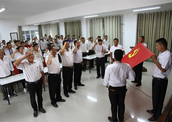 若羌县“4+2+1”模式开展“七一”全区万人重温入党誓词和入党宣誓活动