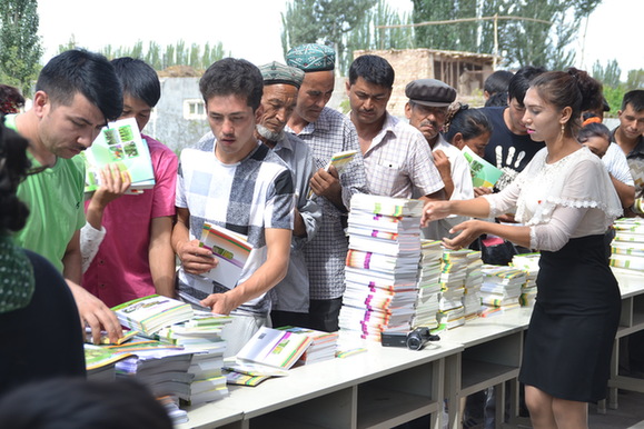 【中国梦·实践者】把文化种进村民心中——自治区农业厅驻阿克提其村工作队举办图书广场活动
