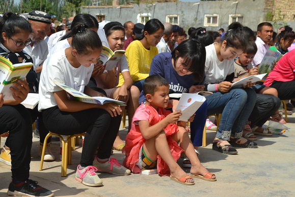 【中国梦·实践者】把文化种进村民心中——自治区农业厅驻阿克提其村工作队举办图书广场活动