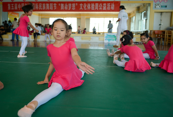 第五届中国新疆“舞动梦想”文化体验周公益活动开班仪式在乌鲁木齐举行