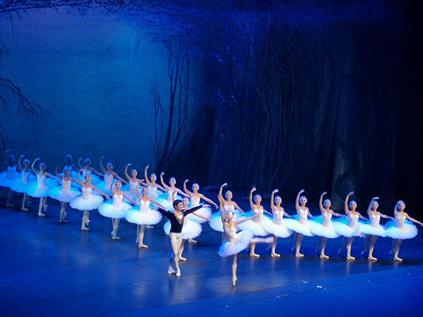芭蕾舞剧经典之作《天鹅湖》亮相乌鲁木齐