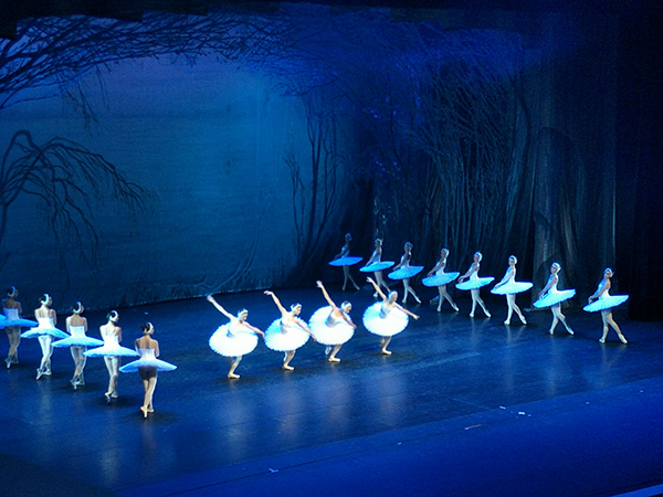 芭蕾舞剧经典之作《天鹅湖》亮相乌鲁木齐
