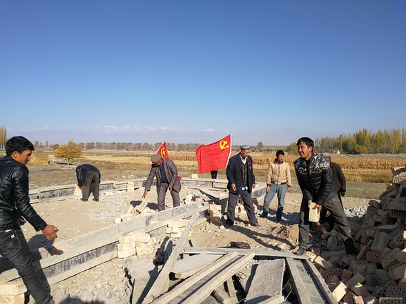 新疆拜城：扶贫帮困暖人心 爱心涌动兰干村