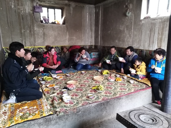 新疆党委办公厅驻村工作队：沉下身子“接地气” 架起干群“连心桥”