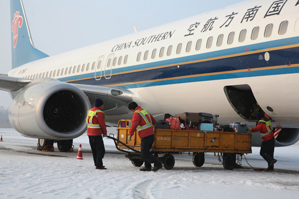 迎入冬第二场雪 南航90余航班在乌除冰后起飞