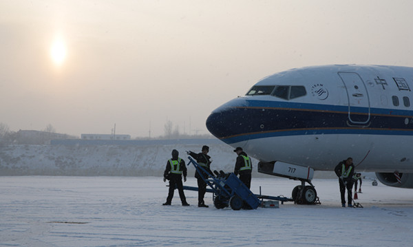 迎入冬第二场雪 南航90余航班在乌除冰后起飞