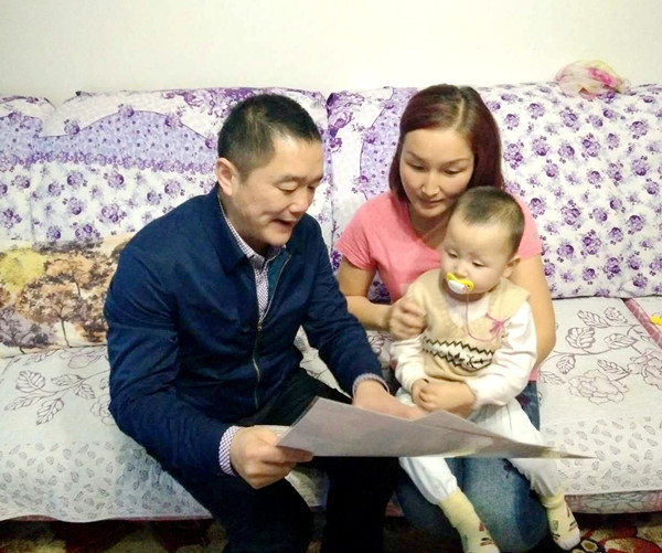 新疆乌苏：民族团结一家亲 爱心挂历送上门