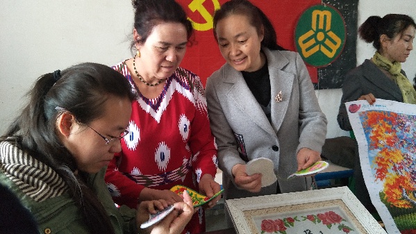 新疆若羌县：村民小组召开妇女座谈会喜迎“两会”召开