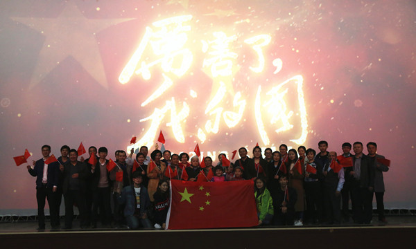 若羌县委宣传部干部邀请社区群众观看《厉害了我的国》为祖国点赞