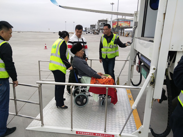新疆首家！南航残障旅客登机车正式投入使用