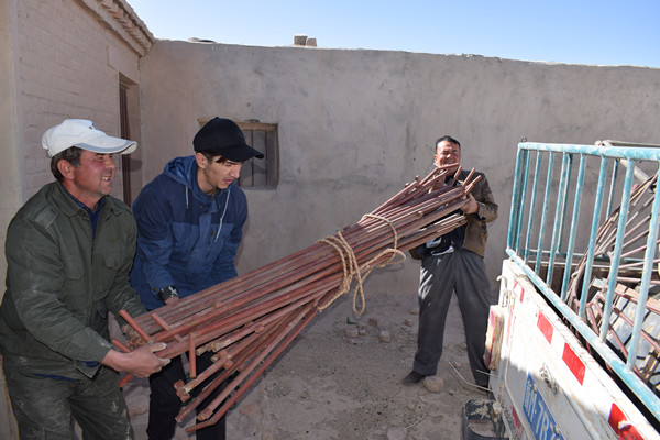 新疆若羌：干部住村“当牧民”助力转场暖民心