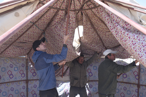 新疆若羌：干部住村“当牧民”助力转场暖民心