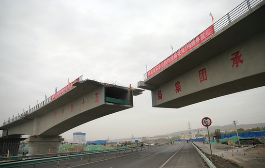 新疆跨度最大双线铁路桥完成转体合龙施工
