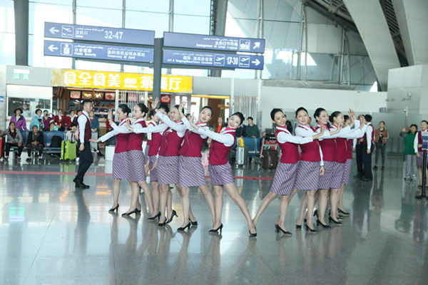 南航新疆空姐空少航站楼快闪 喜迎“五四”青年节