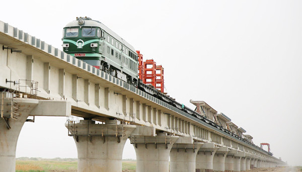 新疆跨度最长的铁路桥——格库铁路台特玛湖特大桥完成架设铺轨133孔