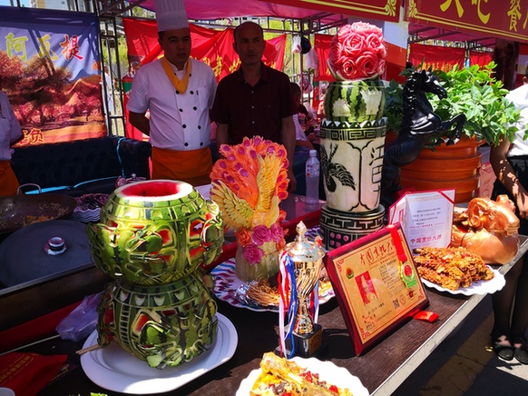 新疆·阿瓦提“第六届刀郎美食暨第三届纳西甘甜瓜”文化旅游节开幕