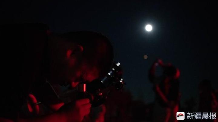 昨夜今晨的阿勒泰，火星和月亮同台上演“大剧”