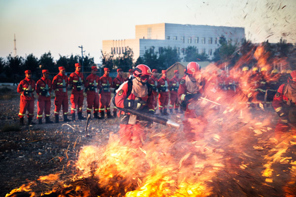 森林消防共同演练灭火 锻造应急救援刀锋利刃