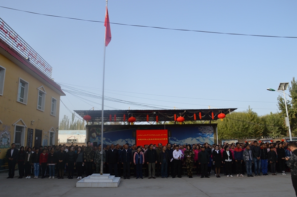 新疆党委办公厅驻村工作队祝祖国繁荣昌盛