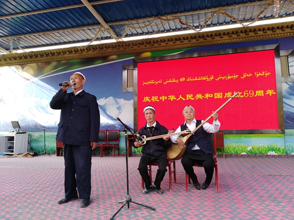 新疆党委办公厅驻村工作队祝祖国繁荣昌盛