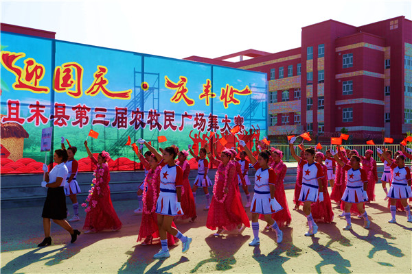 且末：举办“迎国庆·庆丰收” 第三届农牧民广场舞大赛