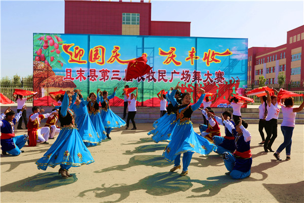 且末：举办“迎国庆·庆丰收” 第三届农牧民广场舞大赛