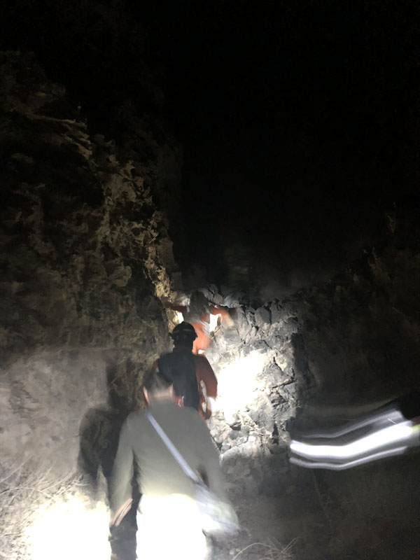 驴友假日徒步被困悬崖 巴州消防成功营救