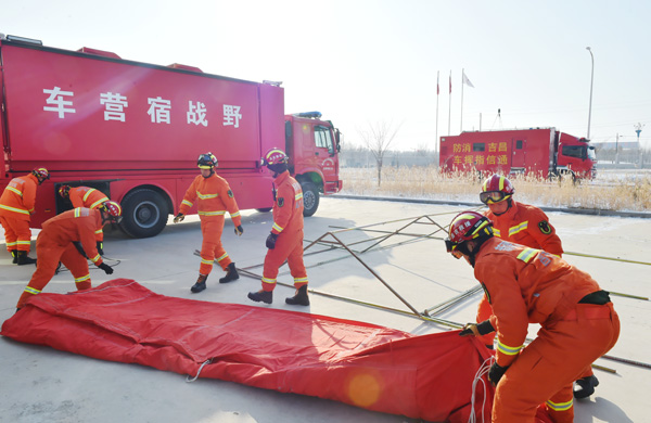 新疆消防开展战勤保障拉动 饮食车可纳100人野外就餐