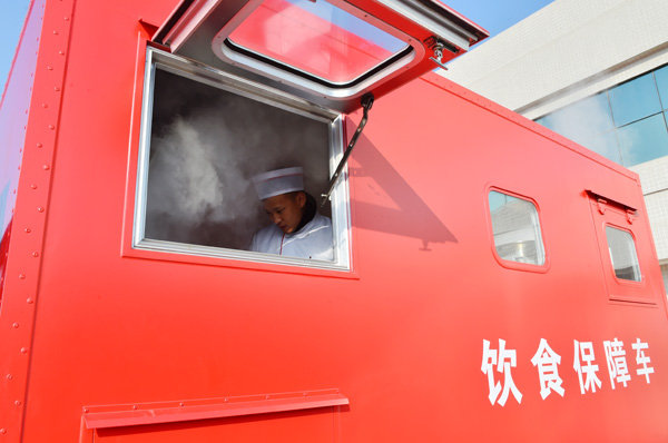 新疆消防开展战勤保障拉动 饮食车可纳100人野外就餐