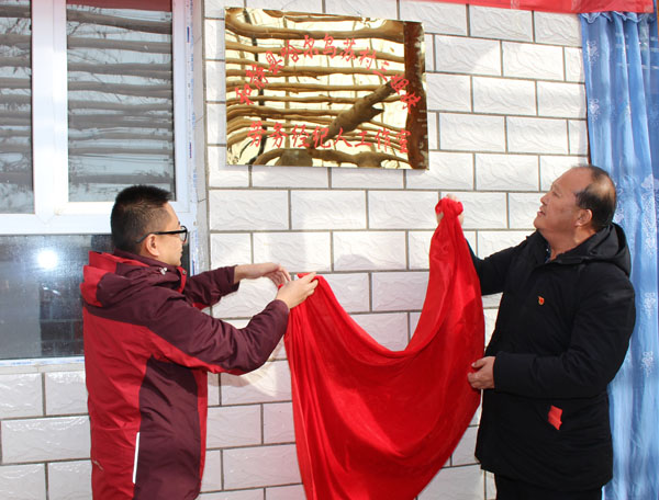 和静县：劳务经济工作室架起村民增收的“金桥梁”