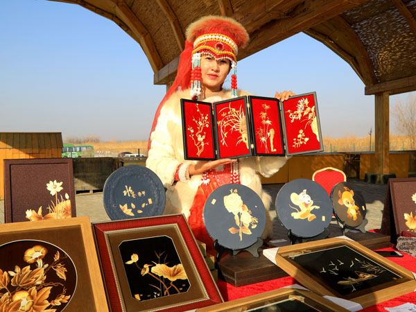 博湖民族传统手工艺品向各地游客展示“指尖技艺”