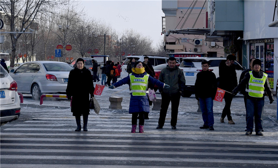 新疆克拉玛依：志愿者寒冬倡文明