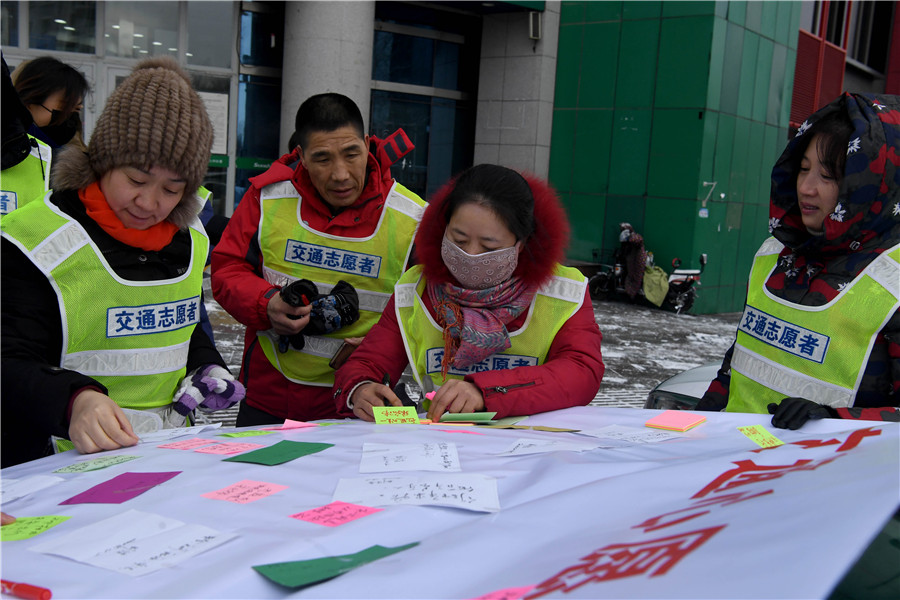 新疆克拉玛依：志愿者寒冬倡文明