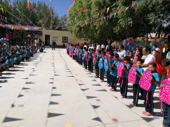 自治区纪委驻阿克陶县皮拉勒乡依也勒干村工作队举行庆祝“六一”儿童节爱心书包捐赠活动
