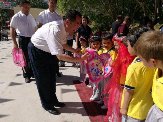 自治区纪委驻阿克陶县皮拉勒乡依也勒干村工作队举行庆祝“六一”儿童节爱心书包捐赠活动