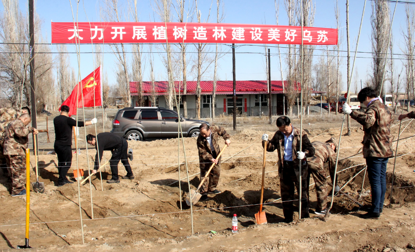 新疆乌苏市千名干部参加春季义务植树劳动