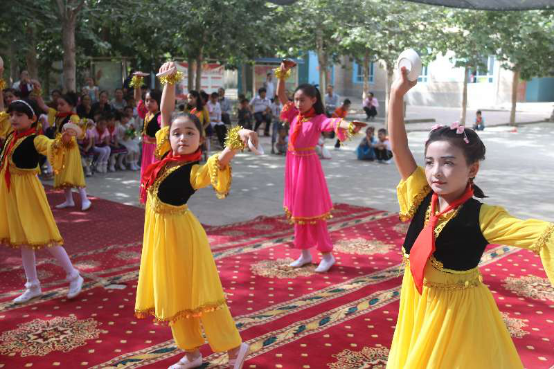 阿依丁库勒村、英巴格村联合开展 “童心向党，爱在新疆、阳光成长”六一活动
